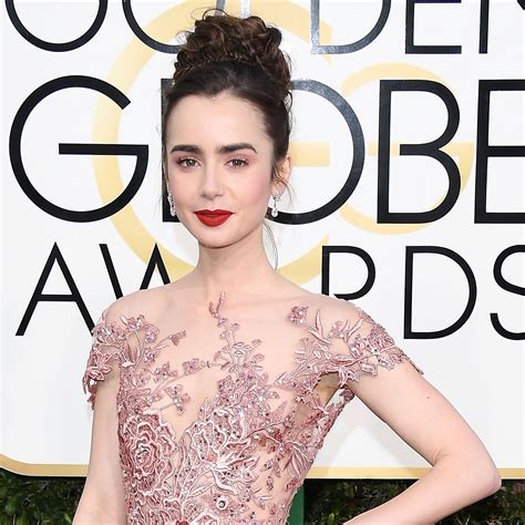 Lily Collins Wears Nude Crystal Corset Gown By Vivienne。